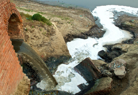 Untreated sewage entering the river Ganga (Image by Daniel Bachhuber)
