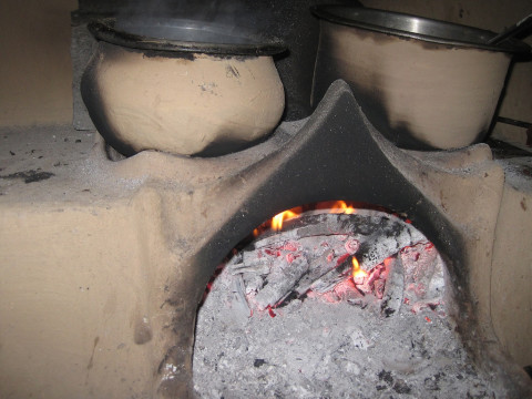 A traditional 'chulha' or cooking stove that releases toxic soot and fumes due to burning of biomass (Image by Shazoor Mirza)