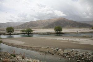 Desertification along the road from Lhasa to Shigatse (Image by Greenpeace)