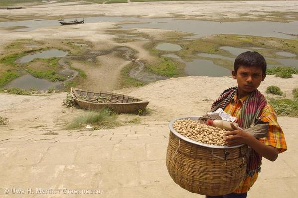 Many families have been forced to conduct religious rituals in canals and ponds as rivers dry up (Image by Greenpeace)