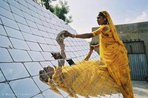 Woman Cleaning Solar Panels in IndiaNachtschulen des Barefoot College in India