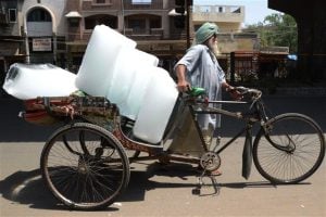 An Indian worker uses a ricksahw to transport ice from an ice factory in Amritsar on May 27, 2015. More than 1,100 people have died in a blistering heatwave sweeping India, authorities said May 27, 2015, as forecasters warned searing temperatures would continue. AFP Photo