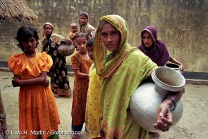 <p>In a village near Rajshahi the drinking water has become scarce. The river Padma in West-Bangladesh has dried out. The river used to carry a lot of water, but since India has build the Farraka dam, a desert is growing in Bangladesh. Climate change will worsen the situation in the future.</p>