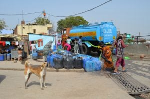 <p>People fill up their can from water tankers. One third of people in Delhi have no access to piped water (Columbia Water Center) </p>