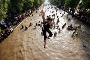 <p>The Lahore canal is a popular swimming place in the summer, but its water is dangerously polluted from industrial waste and sewerage (KHAWAJA UMER FAROOQ)</p>