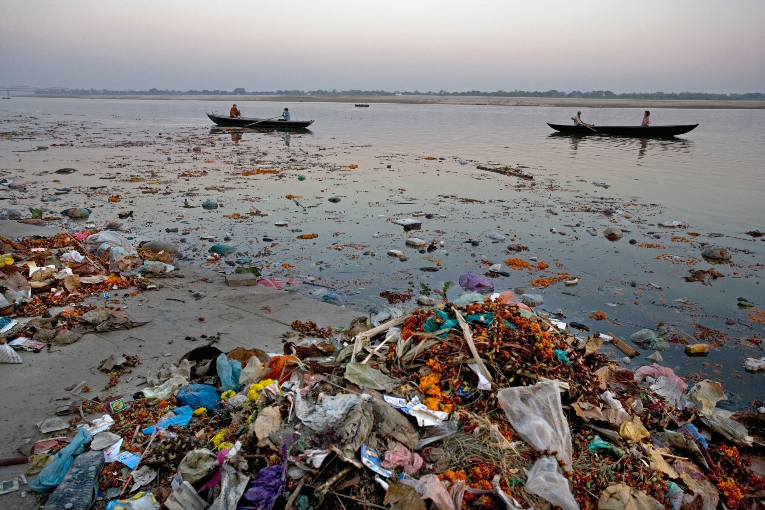 <p>Litter in the Ganga River, India, Uttar Pradesh, Varanasi. Image source: Alamy</p>