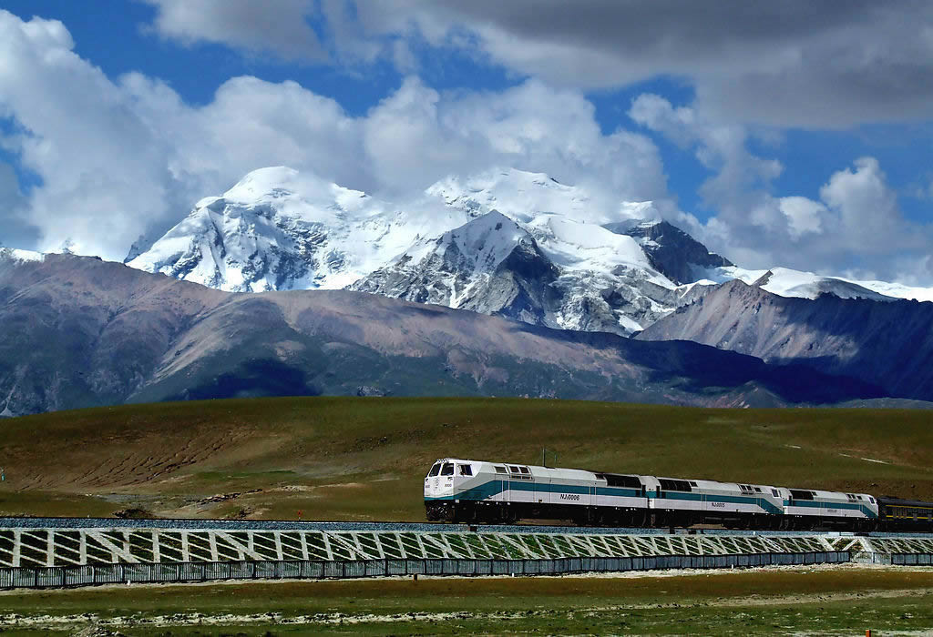 <p>A train in Tibet [Image by Tibet Review]</p>