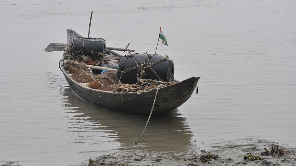 <p>Indian fishing boats now return largely empty [image by Santanu Chandra, via Wikimedia Commons]</p>