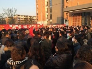 <p>Angry parents demonstrate outside the school blamed for illness in hundreds of children. The school was built close to a former fertiliser factory (Image by weibo)</p>