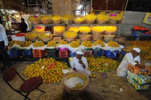 <p>Mango sellers in Crawford Market of Mumbai [image by Sopan Joshi]</p>