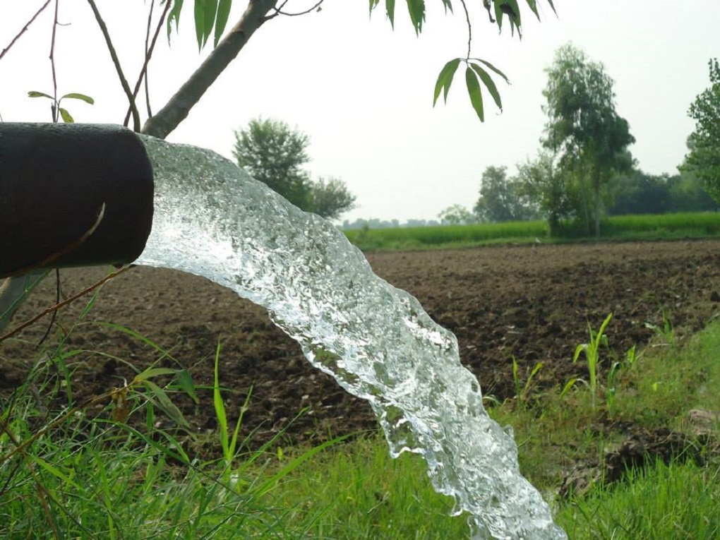 Tubewell spouting water. Excessive use of groundwater for agriculture is creating a crisis [image by Shahzada Irfan]