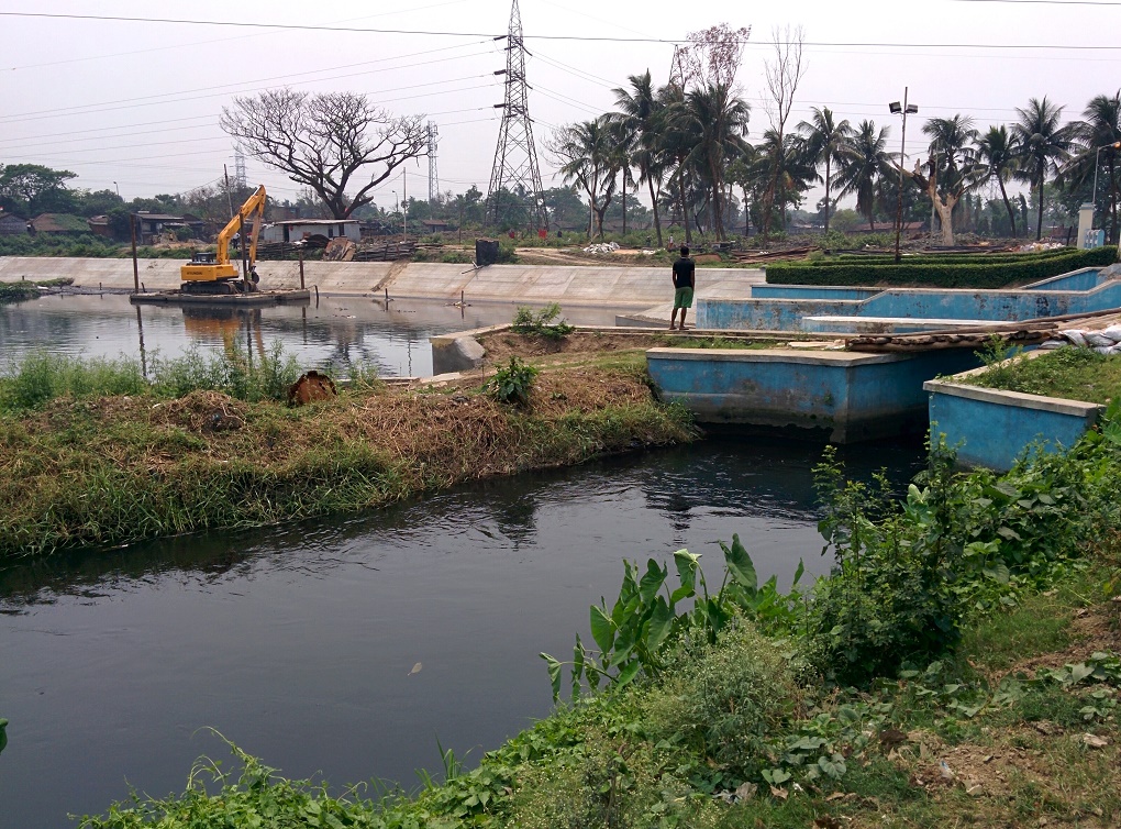 <p>Wastewater is released into the Kolkata wetlands at the Bantala Lock Gate [image by Soumya Sarkar]</p>