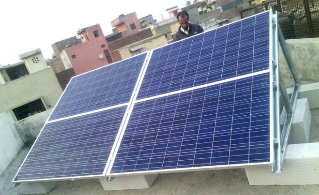 <p>A solar panel installed atop a residents’ welfare association office in New Delhi [image from United RWAs Joint Action, URJA Facebook page]</p>