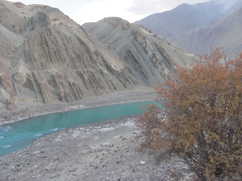 <p>The Indus River flowing through Ladakh in J&#038;K [image by Athar Parvaiz]</p>