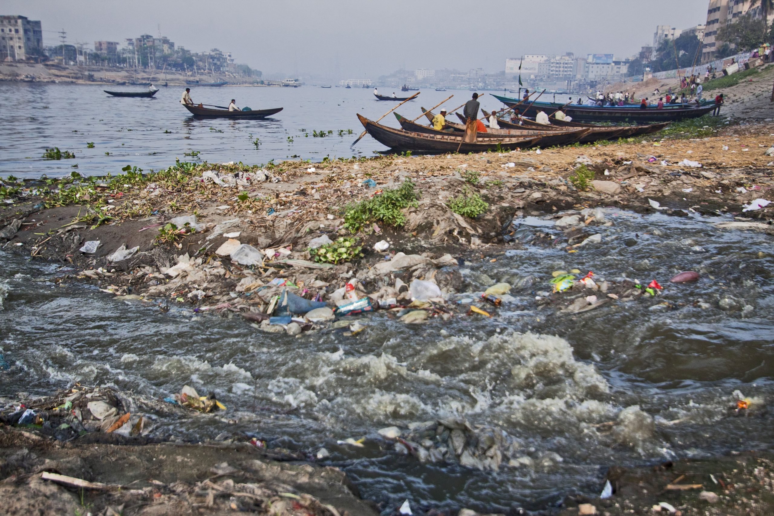 <p>Pollution in the river Buriganga, one of the main sources of water for Dhaka. (Photo credit: Rafiqul Islam)</p>