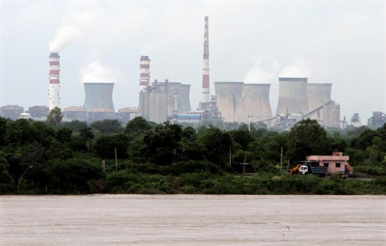 <p>A thermal power station is pictured near the banks of flooded Mahisagar river after heavy rains at Thasra village in Kheda district of Gujarat September 7, 2012.  REUTERS/Amit Dave/Files</p>