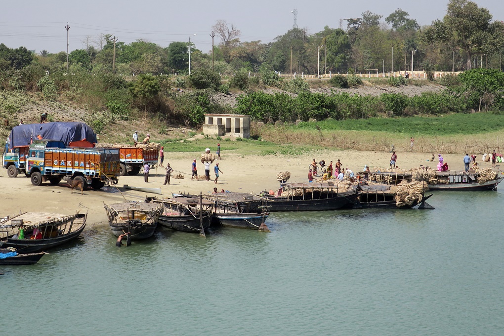Loading site on the Ganga, roughly 10km from the border with Bangladesh
