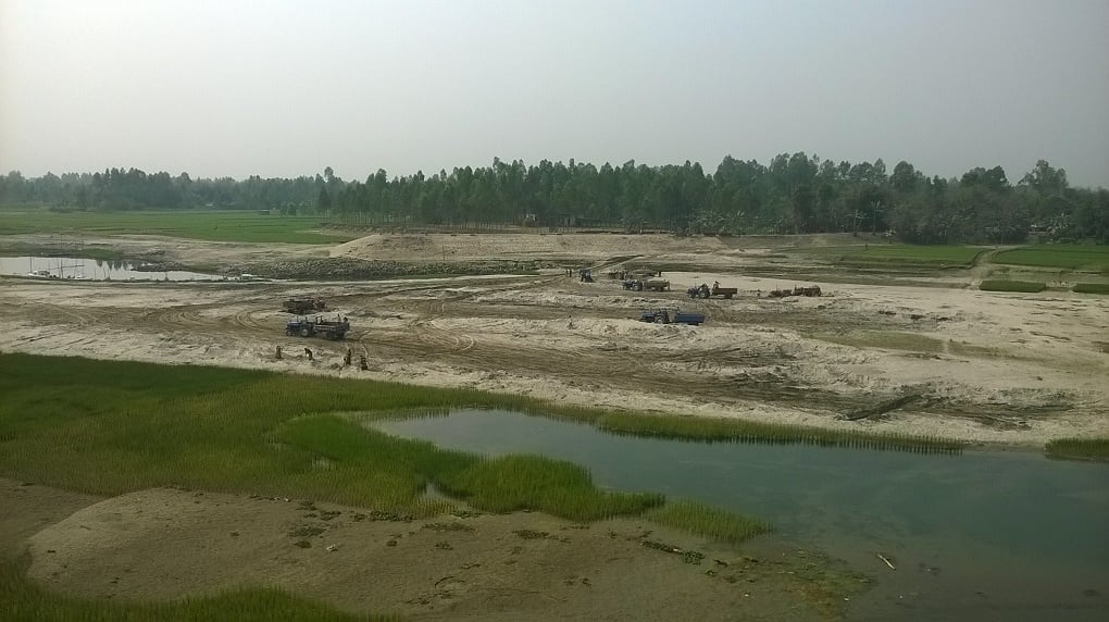 sand mining carried out in the open at Dharla river in Kurigram