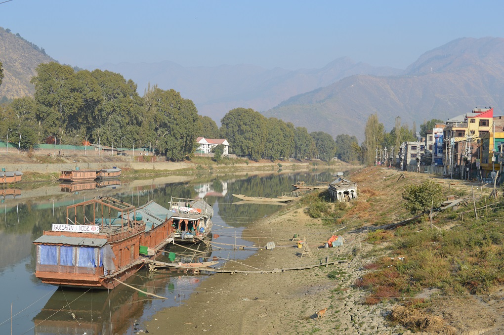 <p>Water levels in Jhelum have receded to abysmal levels [image by: Athar Parvaiz]</p>