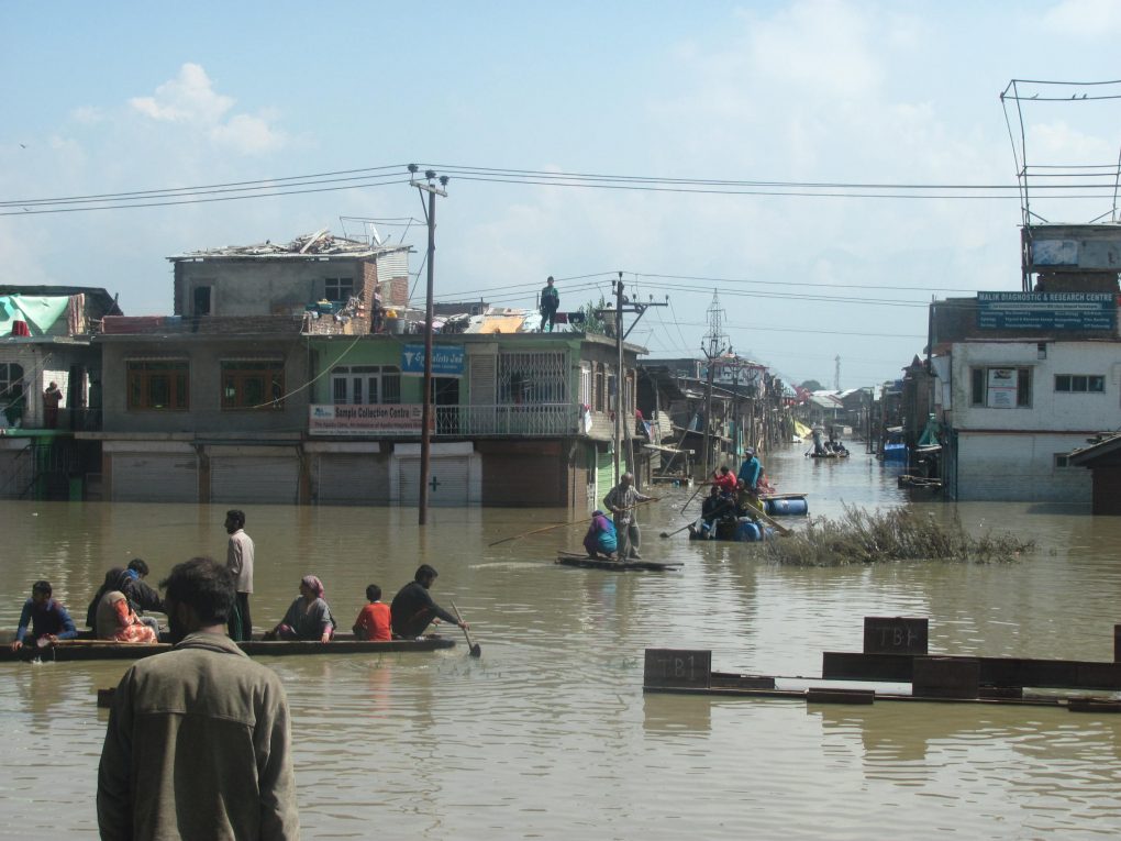 A view of receding flood waters in Srinagar city during the September 2014 flooding. [image: Athar Parvaiz]