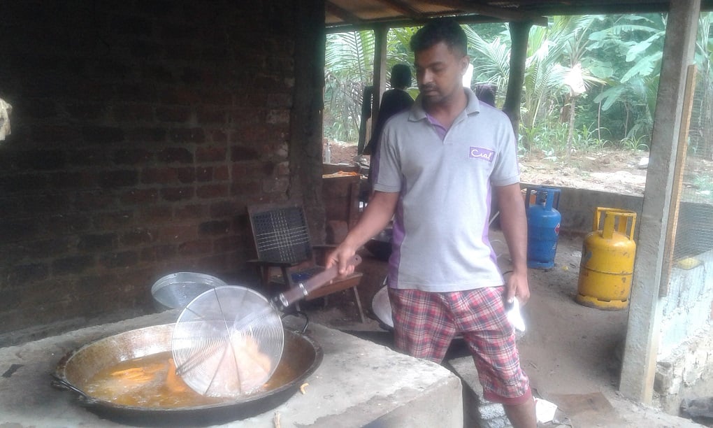 <p>Bandara says his productivity has increased since he began using an industrial &#8216;green&#8217; stove [image by: Dilrukshi Handunnetti]</p>