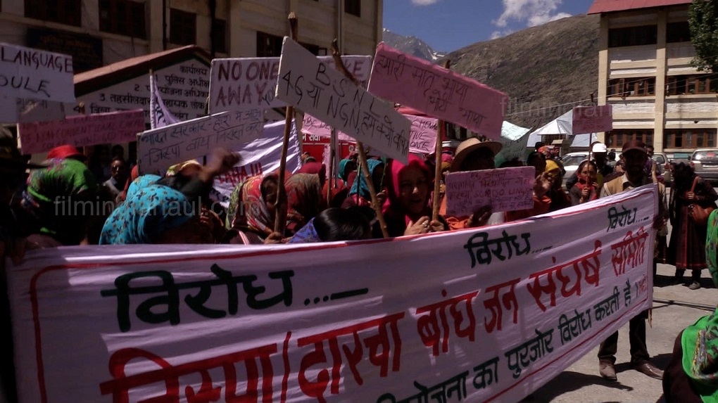 <p>Women protestors outside the District Administration headquarters at Keylong in Lahaul [image by: Kesang Thakur]</p>