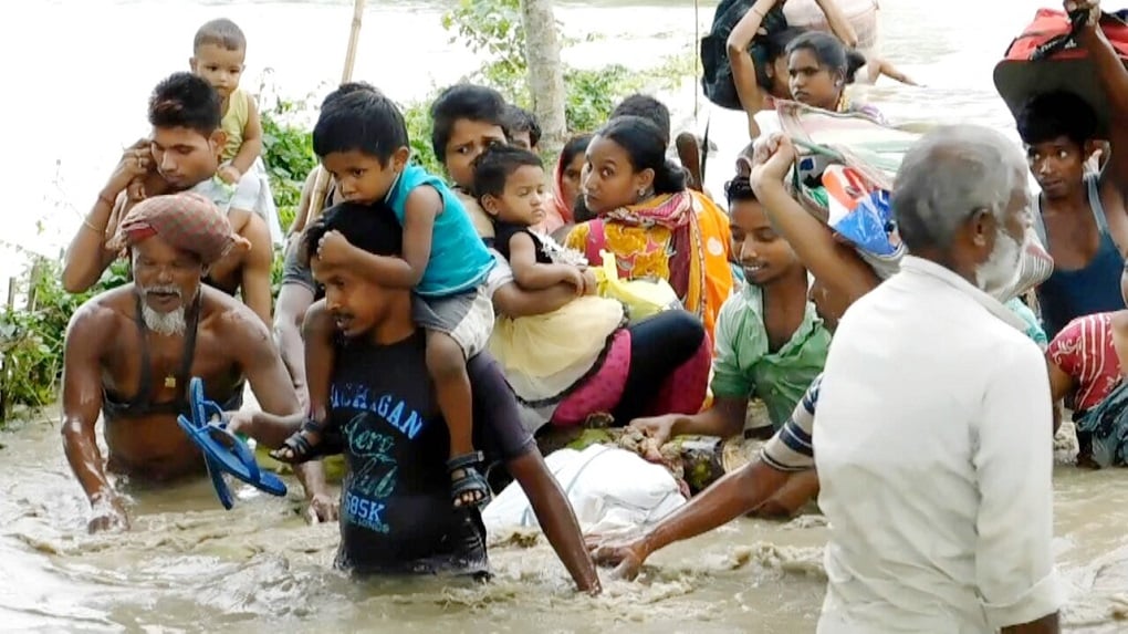 victims trying to escape the Dhansiri floods in Assam [Image by: Rubul Ahmed]
