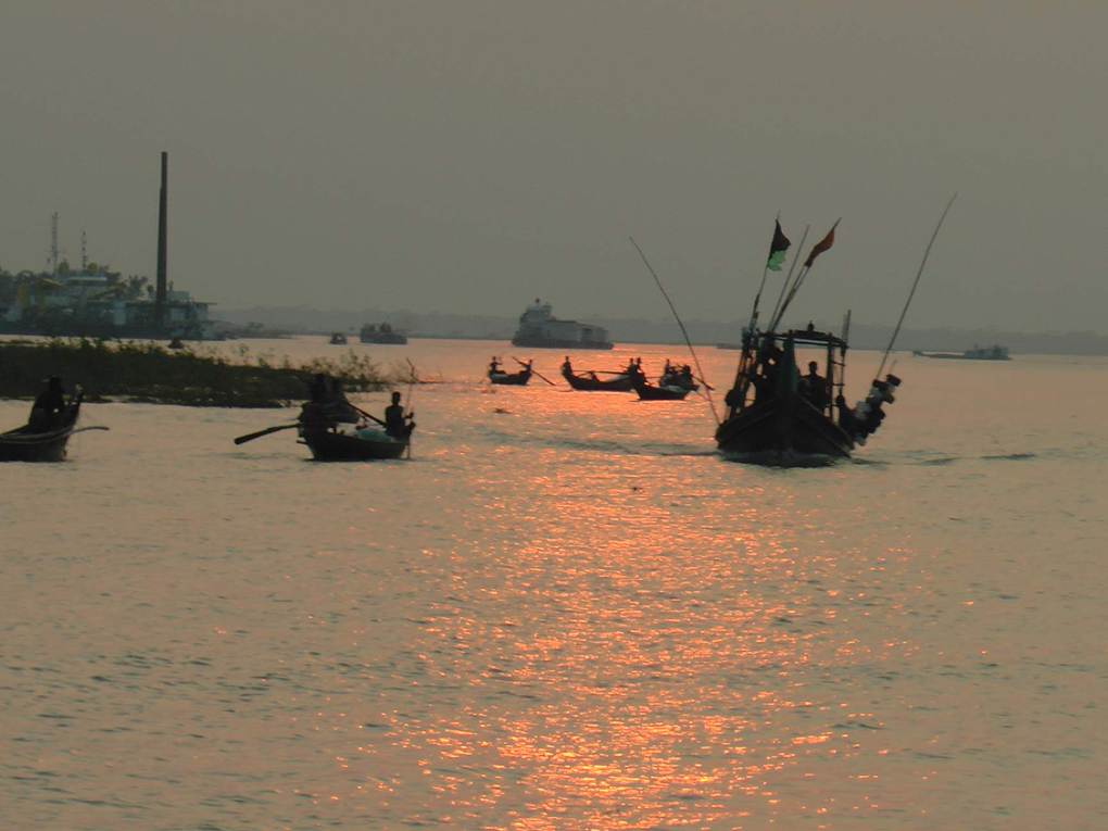 <p>A traditional Hilsa fishing boat is on its way to the harbour after a day&#8217;s catch in Bhola [image by: Mohammad Al Masum Molla]</p>