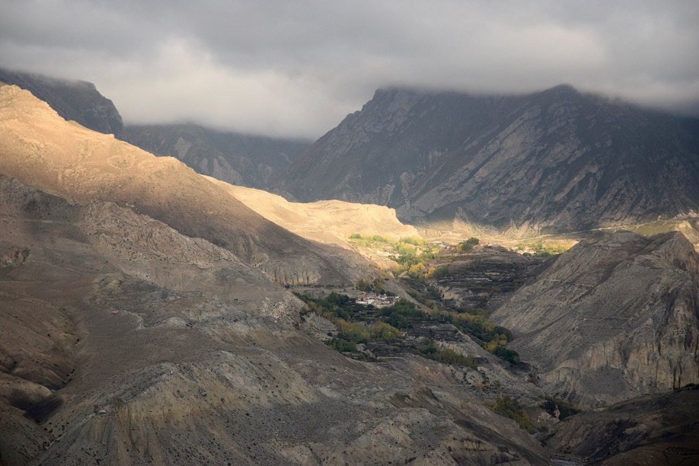 With an annual precipitation of 250 mm, landscape in Mustang is dry, the vegetation is bare, and the wind howls eerily around mountain flanks. People cluster in villages near glaciers-fed streams and rivers to access water, and secure their livelihoods in this arid landscape [image by: Justin Falcone]