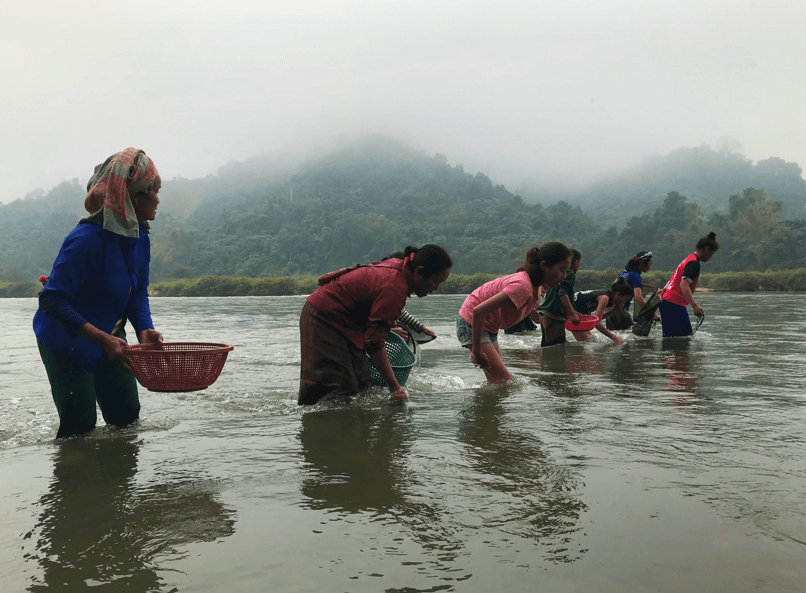 Women fishing for riverbed in the Ou river (Image by the author)