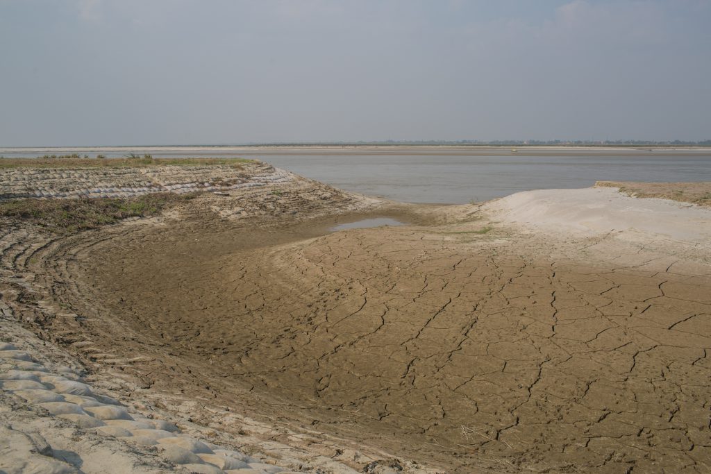 An embankment to control floods in the Ghaghara river near to the Ganga/Ghaghara confluence at the border of Uttar Pradesh and Bihar [image by: Nabin Baral]