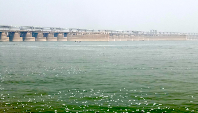 <p>The Farakka barrage has been blamed for worsening land erosion by the Ganga [image by: Gurvinder Singh]</p>