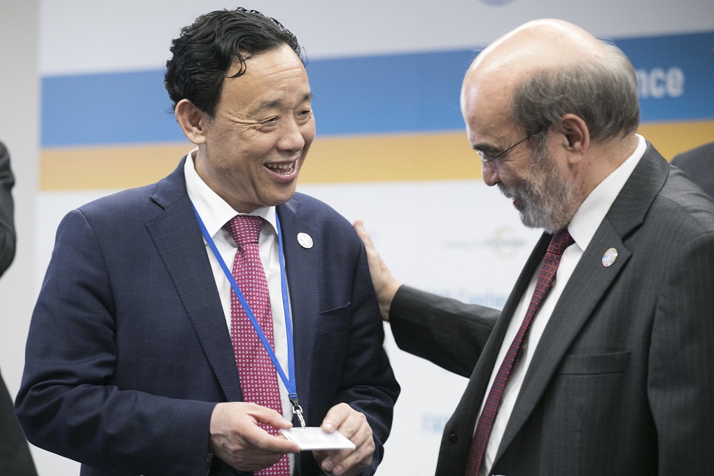 FAO Director-General Elect Qu Dongyu greeting FAO Director-General Jose Graziano da Silva