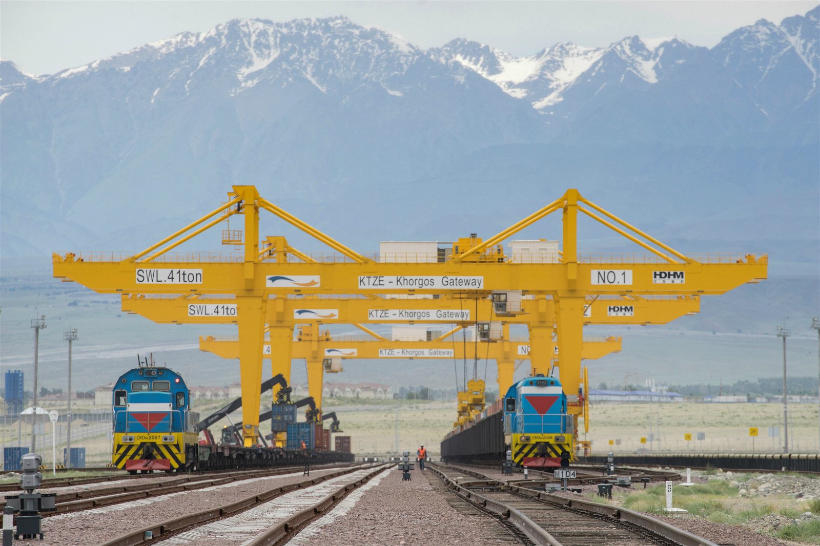 Trains of different gauges, from China and Kazakhstan, transferring loads at the Khorgos “dry port” (Image: Alamy)