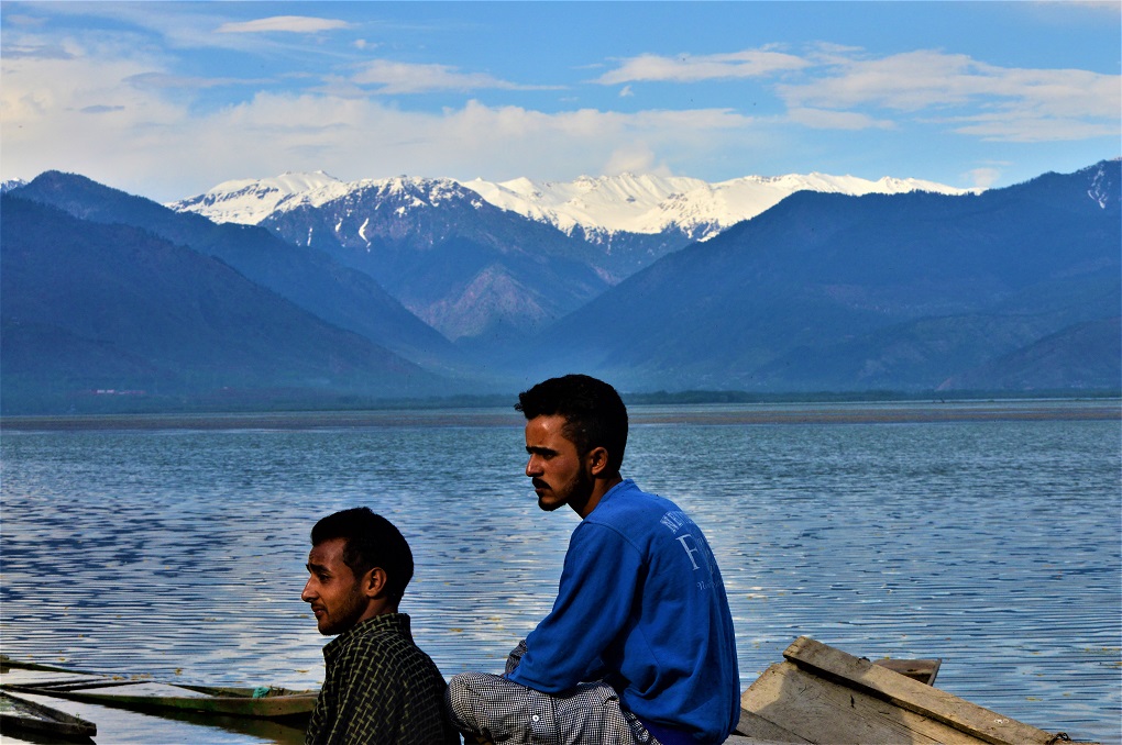 Boatmen at the northern shore of Wular Lake near Watlab-Sopore town [image by: Athar Parvaiz]