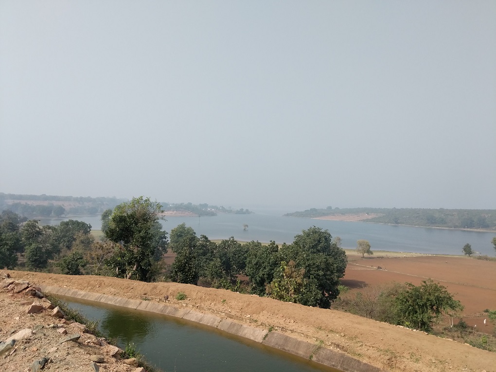 <p>Rajghat reservoir inundates fields at Bandar Gouda [image by: Mohit M. Rao, Astha Choudhary]</p>