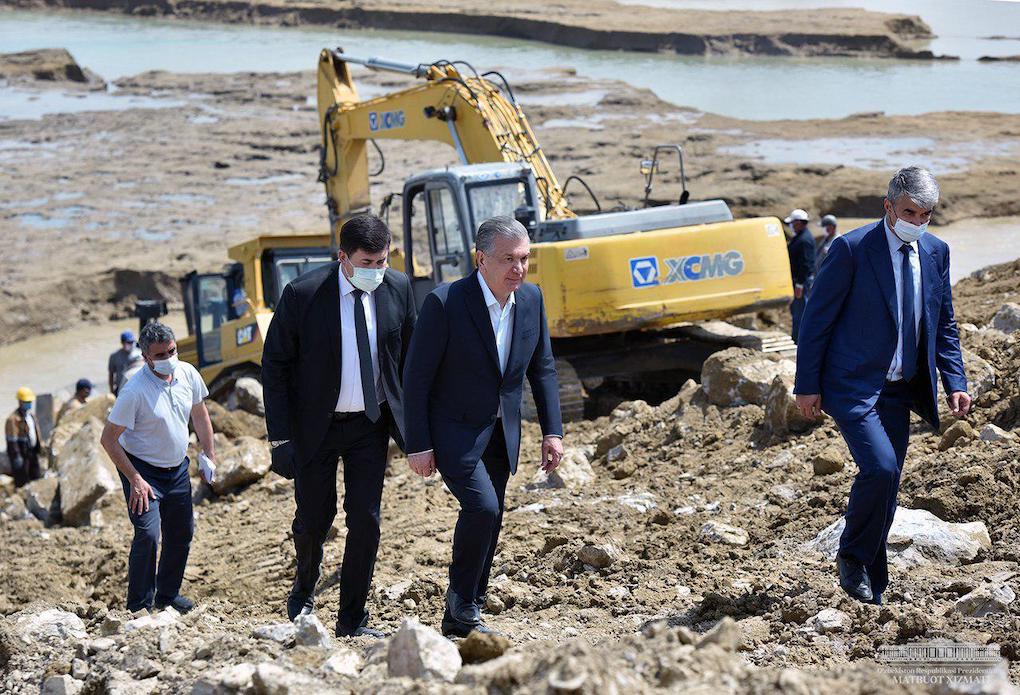 President Shavkat Mirziyoyev visits the Sardoba reservoir [image by: sirdaryo.uz]
