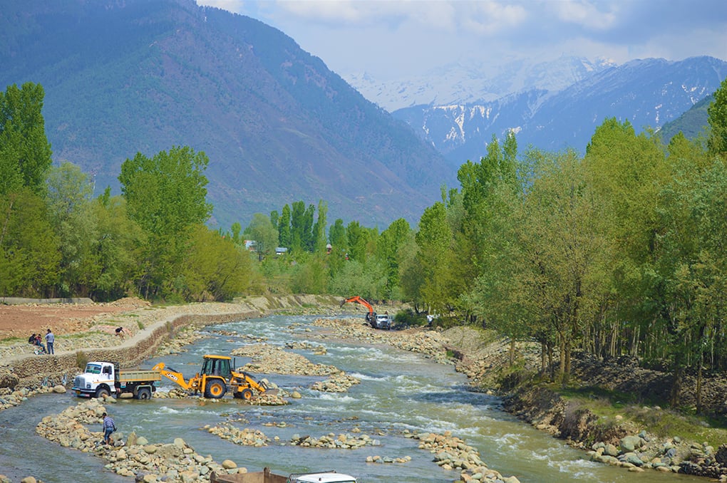 Riverbed mining in Arin, which flows into the Jhelum river via Wular Lake in Kashmir [Image by: Athar Parvaiz] 