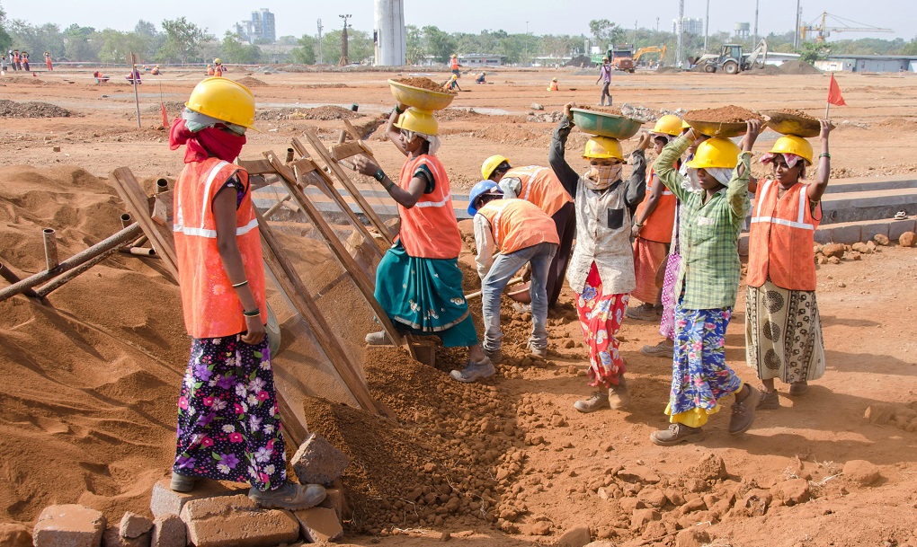 Construction workers in India are particularly vulnerable to heat waves [image: Alamy]