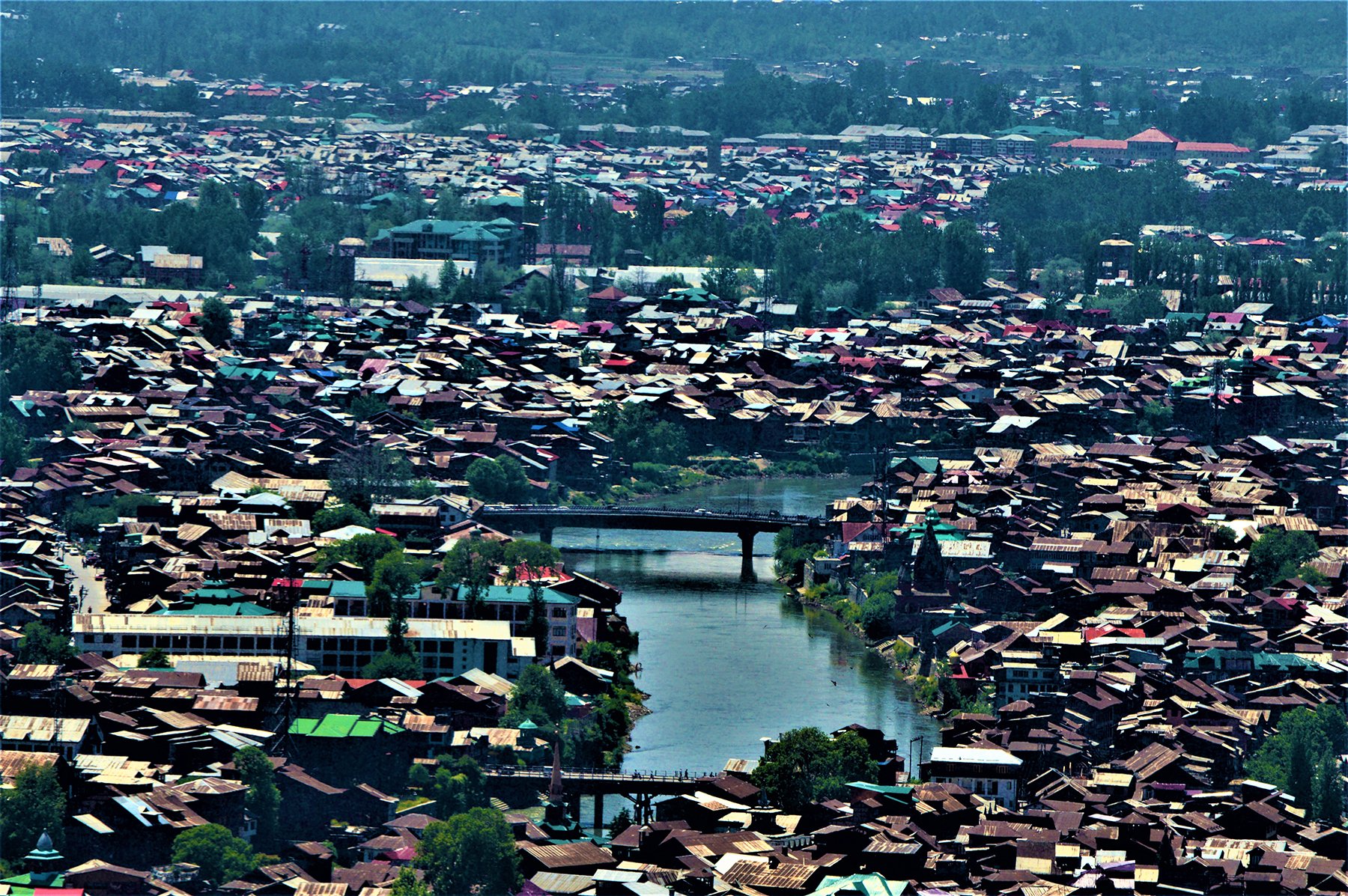 <p>The Jhelum river flows through the district of Srinagar, its floodplains choked with official and unofficial encroachments [Image by: Athar Parvaiz]</p>