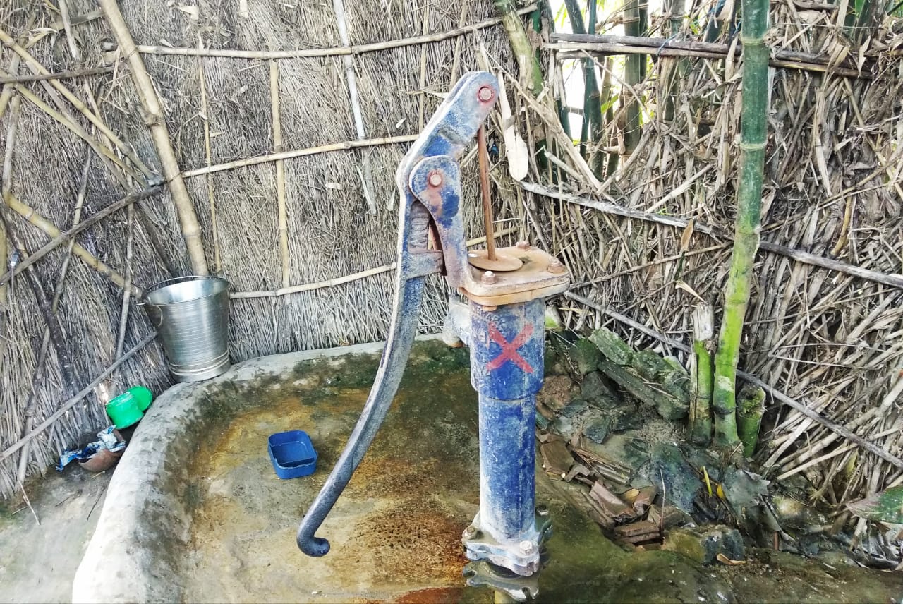 In some areas of Samastipur district, Bihar, the administration has put a cross on handpumps that give arsenic-heavy water