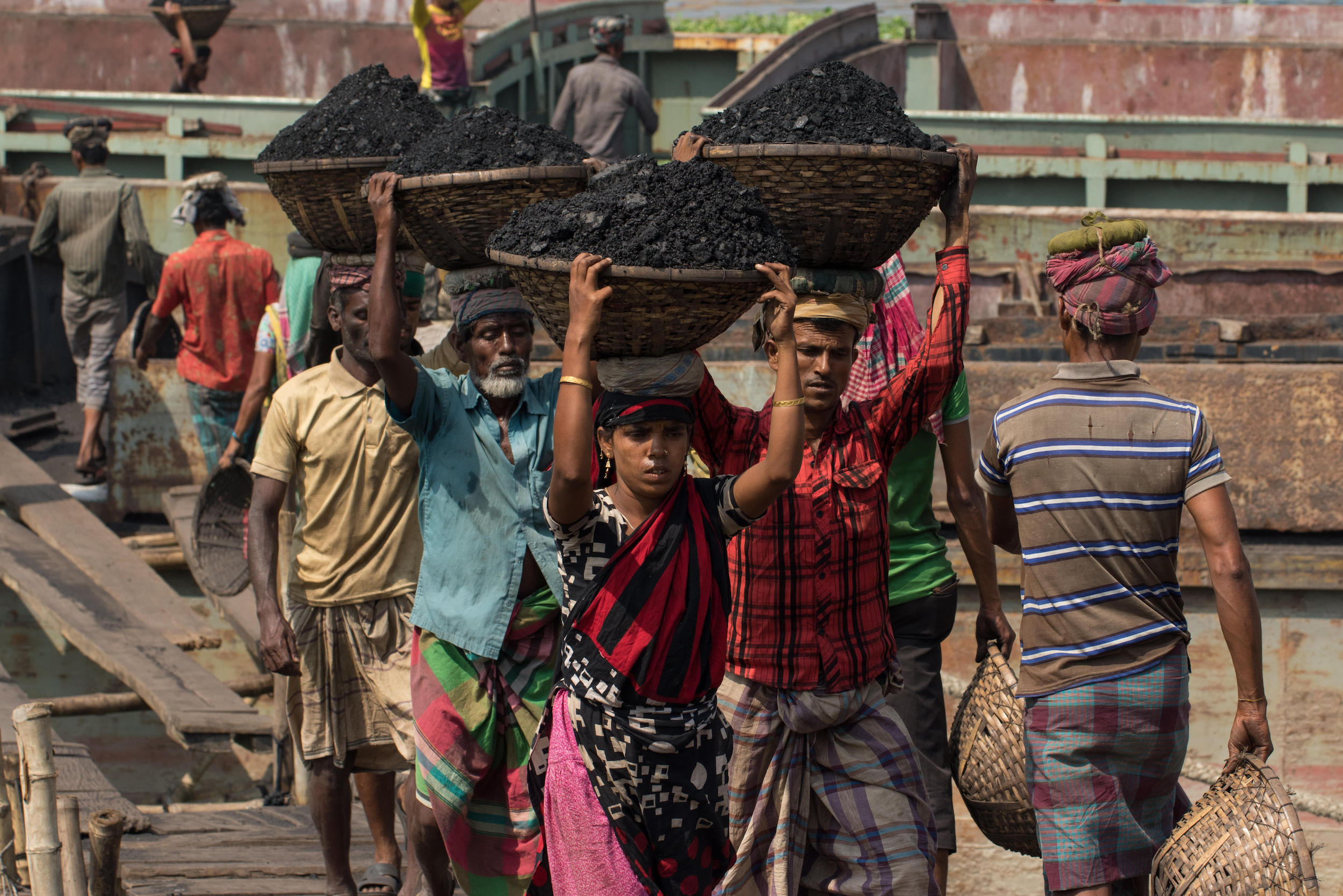 Coal unloaded, Dhaka, Bangladesh, Azim Khan Ronnie/Alamy