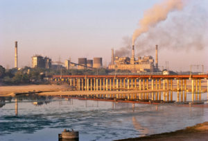 <p>A coal-fired power plant on the banks of Sabarmati river, Ahmedabad. The latest Lancet report says coal combustion by households, power plants and industry was responsible for 100,000 deaths in India in 2018 [Image by: Alamy]</p>