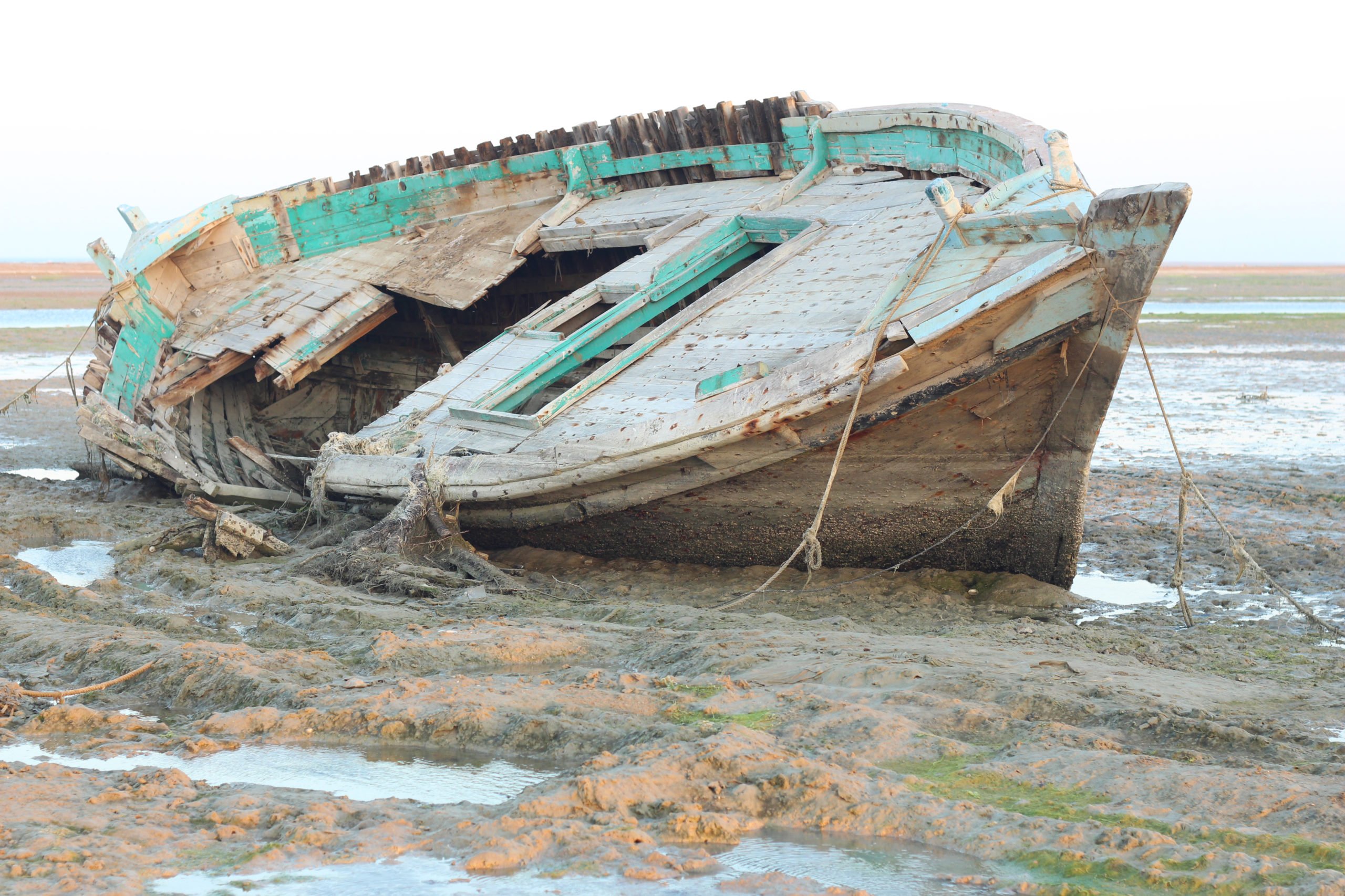 <p>ماہگیری کی کشتی گوادر کے قریب بحیرہ عرب کے ساحل پر دیگر ایسی کشتیوں کی طرح لاوارث پڑی ہے &#8211; بندرگاہ فنڈز کی کمی اور گھٹتے ہوئے ذخائرکی وجہ سے بند کردی گئی ہے [تصویر بشکریہ  ساجد نور بلوچ] </p>