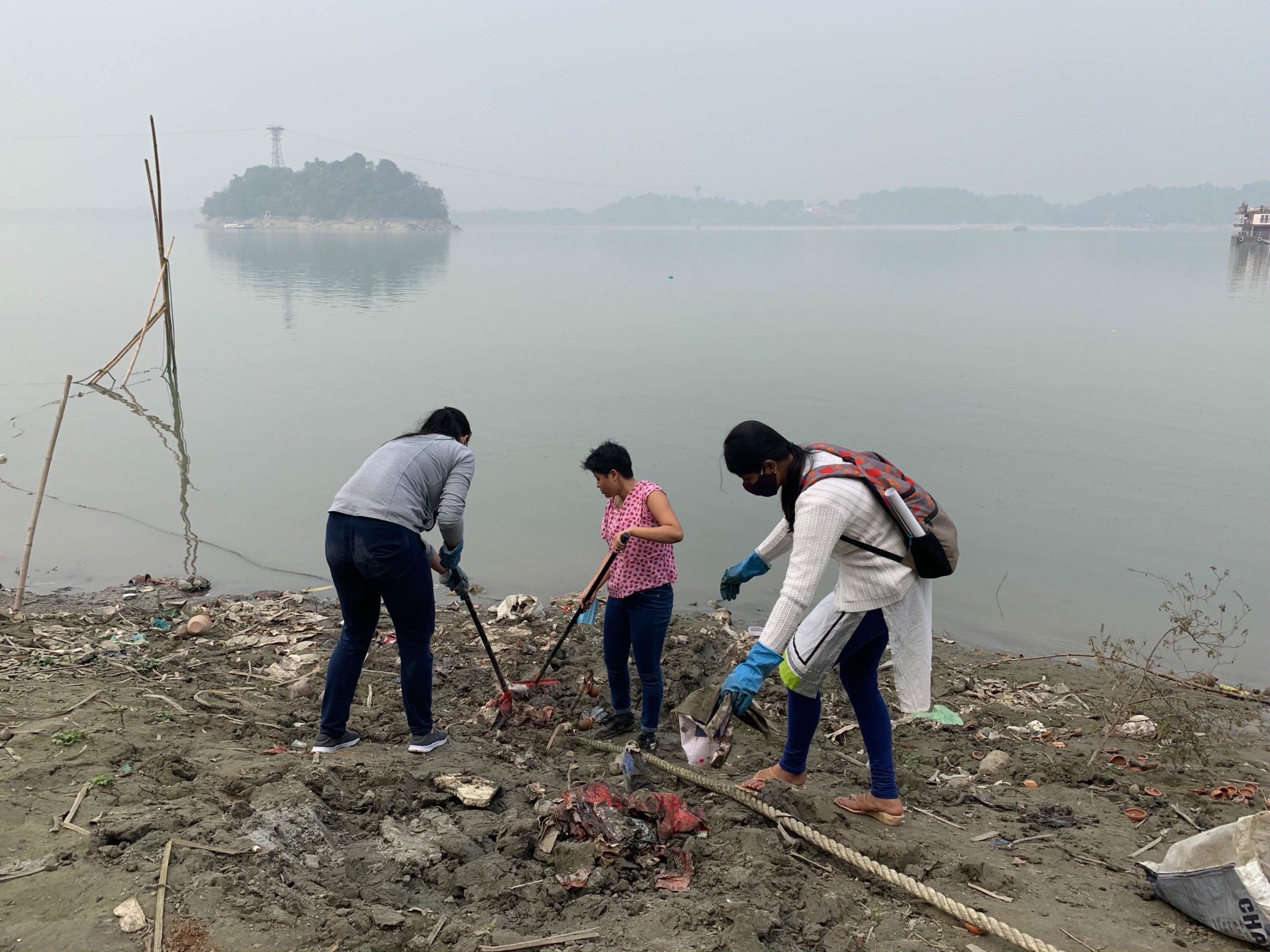 <p>Volunteers from The Midway Journey pick up trash from the Brahmaputra riverbank in Guwahati [Image by: Kasturi Das]</p>