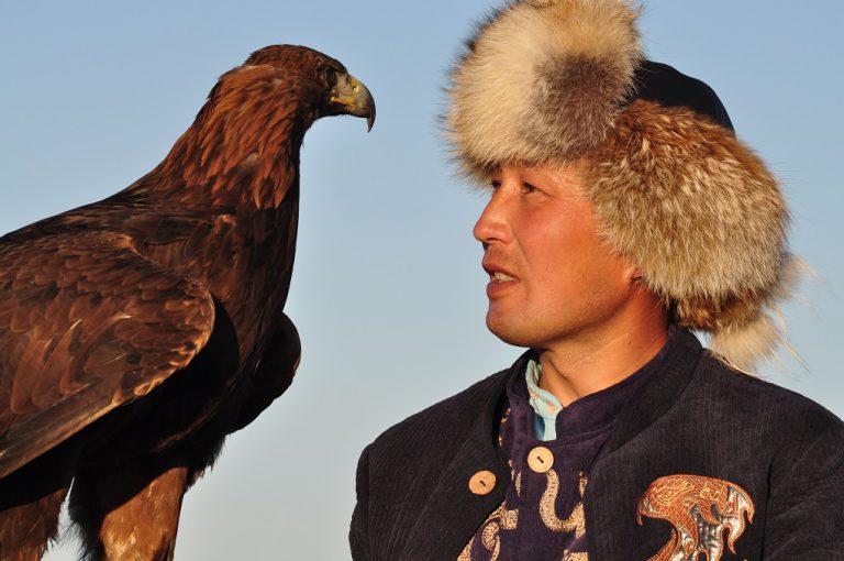Местная культура и природа тесно переплетаются для охотника и его орла на берегу озера Иссык-Куль Опираясь на культурные традиции, они теперь также занимаются семейным экотуризмом.
