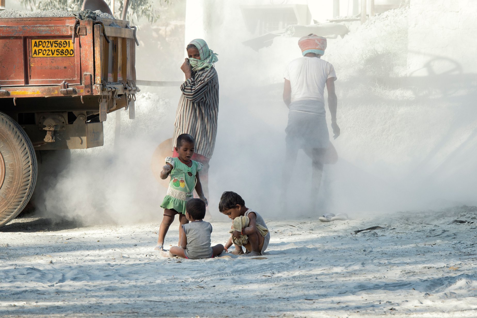 <p>Children in Indian cities are routinely exposed to hazardous levels of air pollution. (Tim Gainey / Alamy)</p>