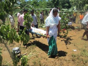 <p>Disaster management committees in Assam teach villagers how to build makeshift stretchers during a drill (Image: Tirtha Prasad Saikia, NEADS)</p>