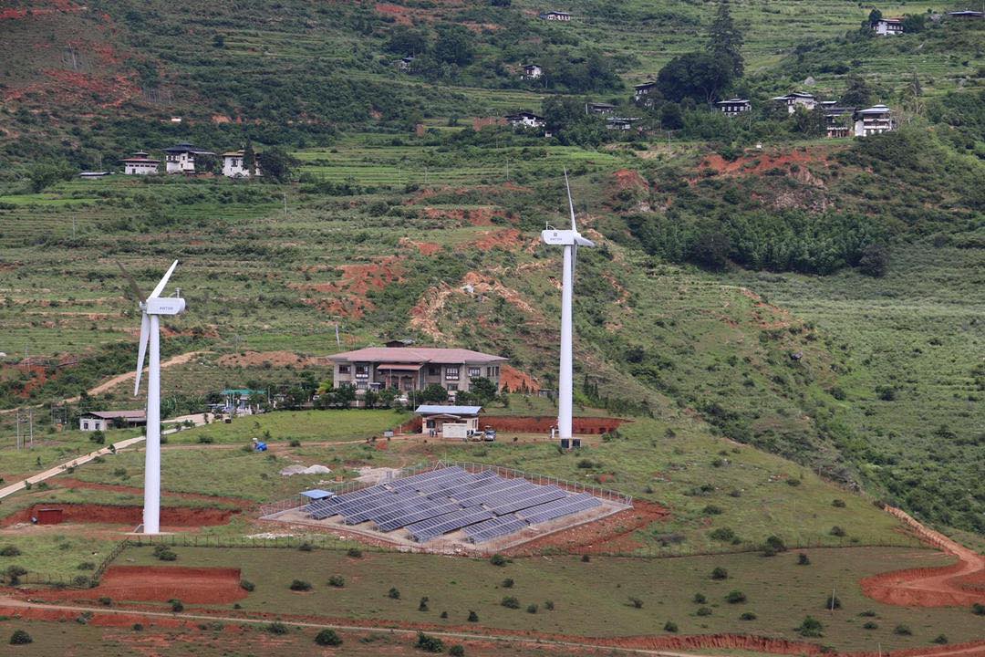 A 180-kW solar plant in Wangduephodrang district has been built next to an existing wind farm. Officials say this is the first of many such projects. (Image: UNDP Bhutan)