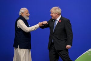 <p>कॉप26 वर्ल्ड लीडर्स समिट में आगमन पर यूनाइटेड किंगडम के प्रधानमंत्री बोरिस जॉनसन ने भारत के प्रधानमंत्री नरेंद्र मोदी को बधाई दी (Image: Karwai Tang / UK government)</p>